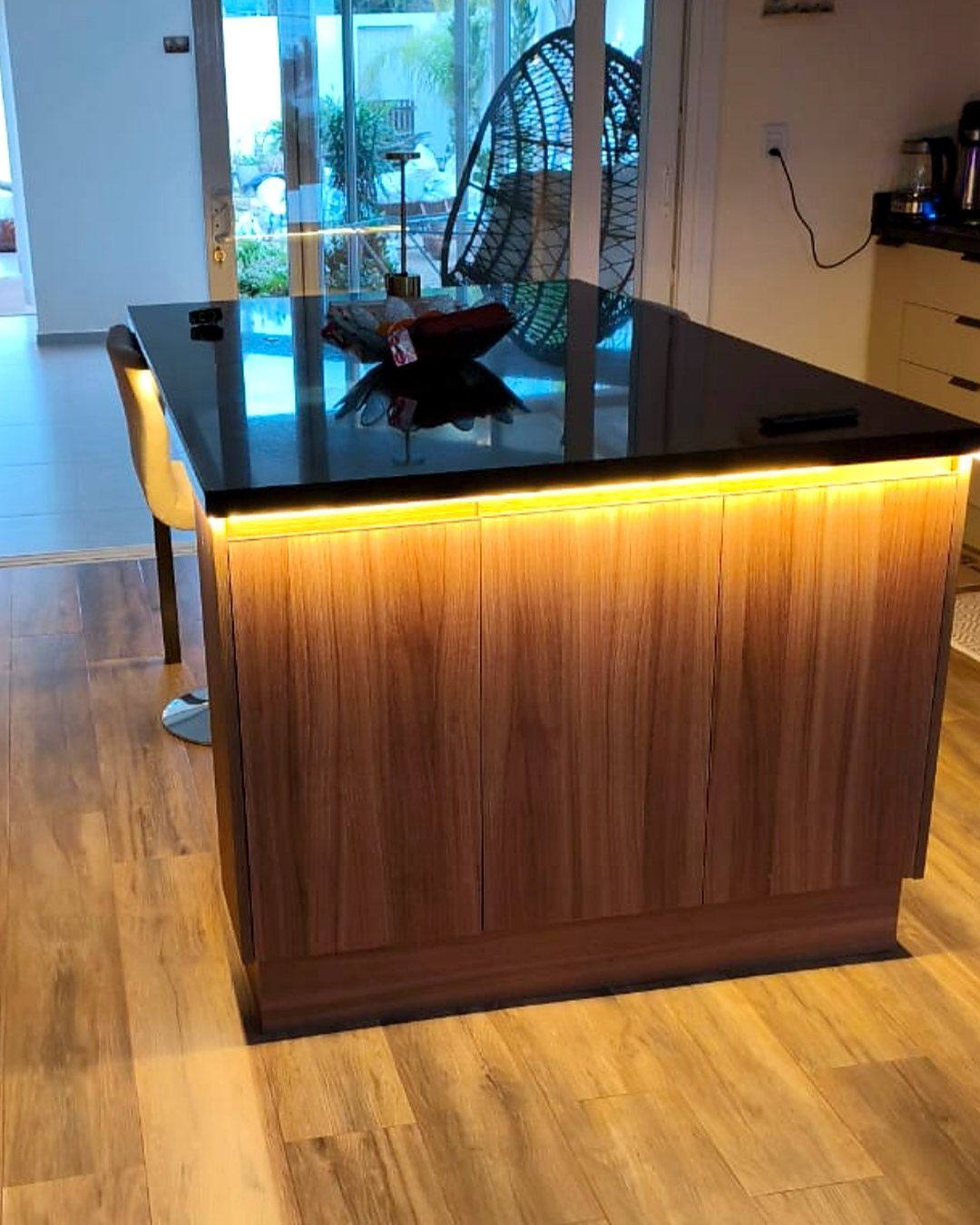 Ilha de cozinha com fita de LED embaixo da bancada