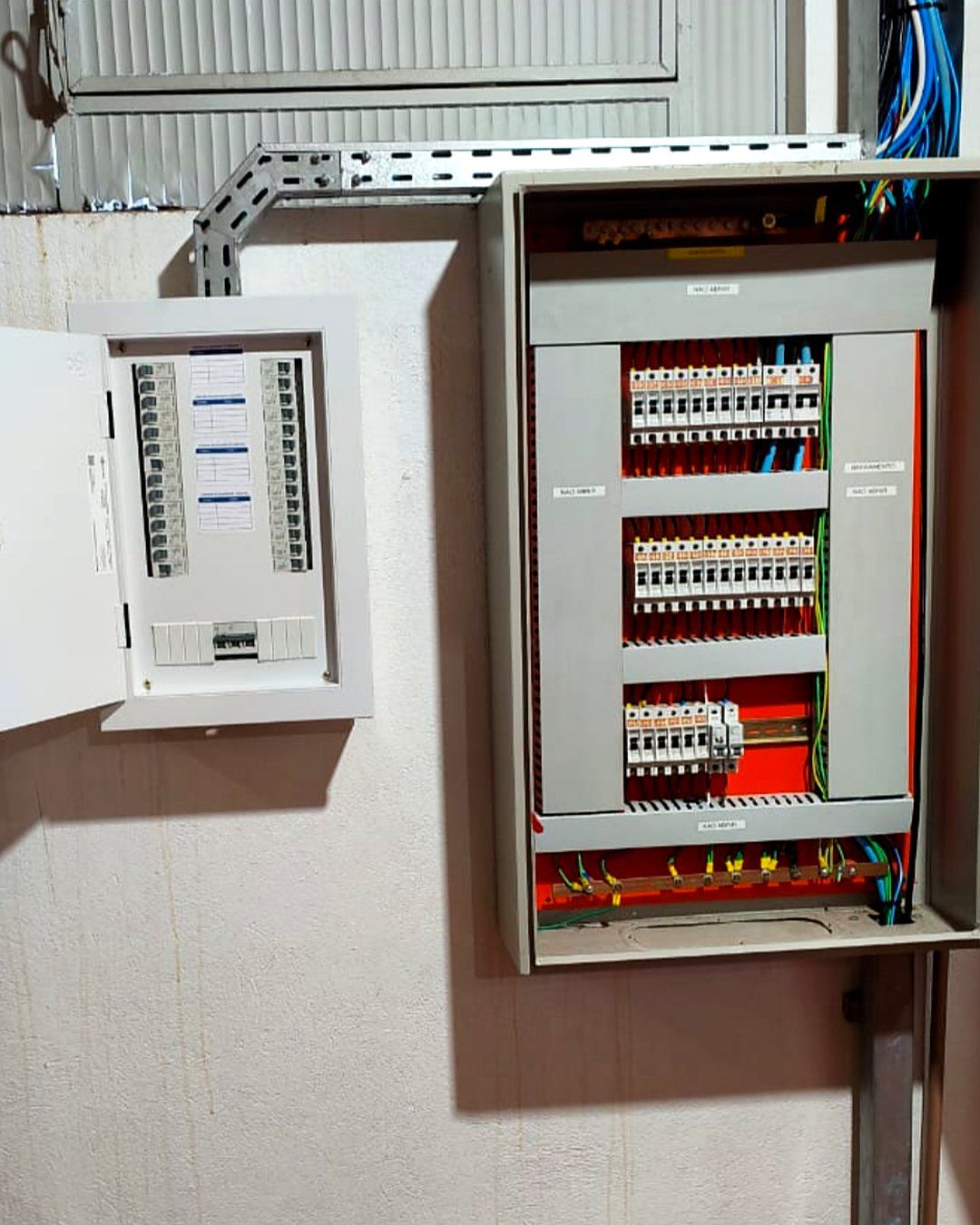 Quadro de distribuição e quadro de comando instalados lado a lado